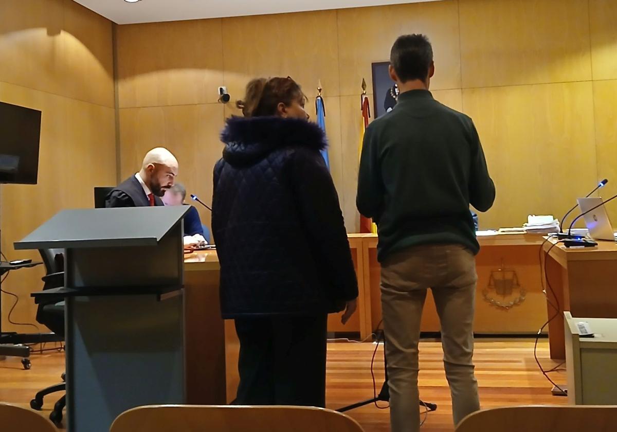 El acusado, en el juicio, junto a su intérprete.