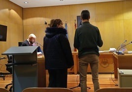 El acusado, en el juicio, junto a su intérprete.