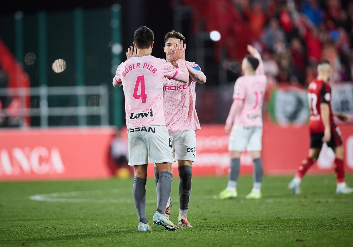 Una jugada del Mirandés - Sporting de Gijón, en Anduva.