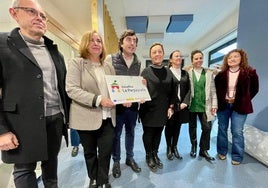 Julio Vallaure, Montserrat Alonso, Gerardo Sanz, Lydia Espina, Susana de Iscar, Cristina Blanco y Ofelia Cuesta, en la nueva escuelina del concejo de Llanera.