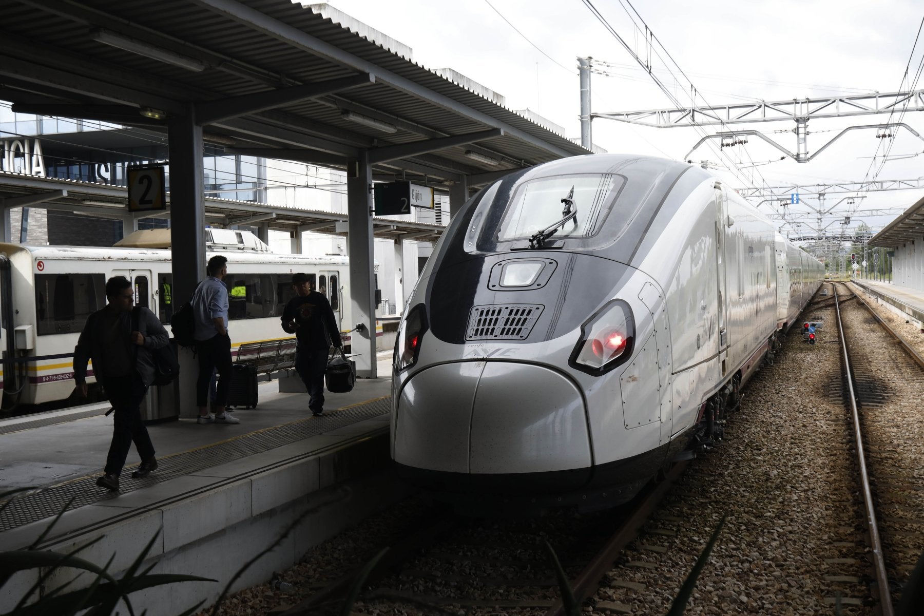 Un AVE, en su salida desde la estación de Gijón.