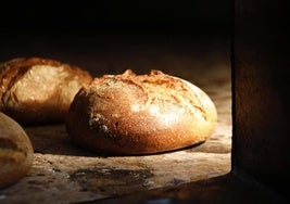 Hogazas en el horno de la panadería La Portalina, en Villaviciosa.