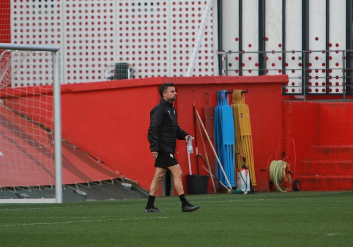 Rubén Albés, en un entrenamiento del Sporting.