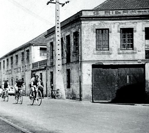 Carrera ciclista por Eduardo Castro con la vía del tranvía y las oficinas de astilleros G. Riera. Hacia 1954. Asociación de Amigos de La Calzada