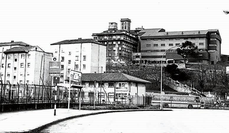 Viviendas y campo del Puerto con el acceso al hospital de Jove. Fecha: hacia 1979. Archivo de El Comercio