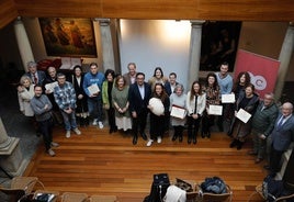 Foto de familia del 42 concurso de escaparates de Navidad de la Unión de Concursantes de Gijón