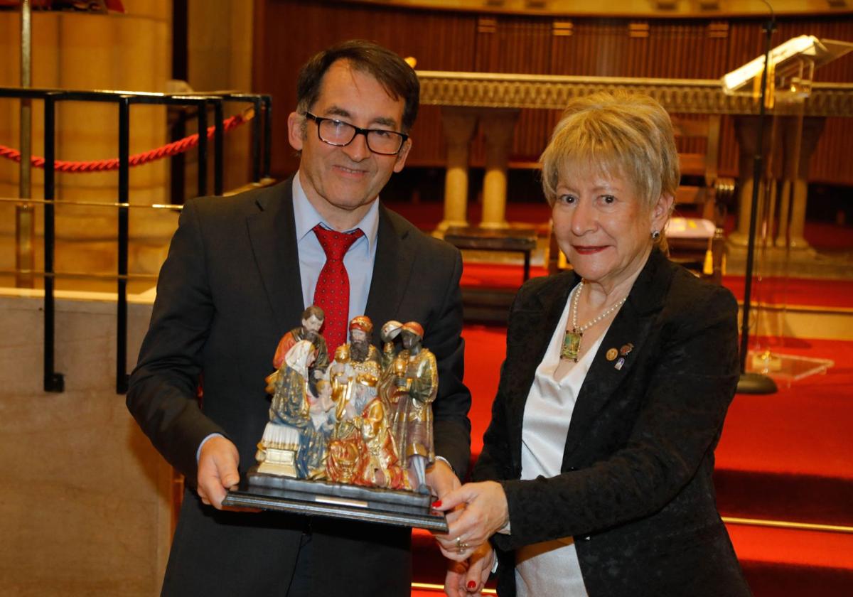 Ángel M. González, director de EL COMERCIO, y Plácida Novoa, presidenta de la asociación Belenista de Gijón, en San Pedro.