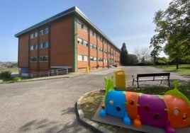 El colegio de El Vallín, donde se han llevado a cabo labores de desratización.