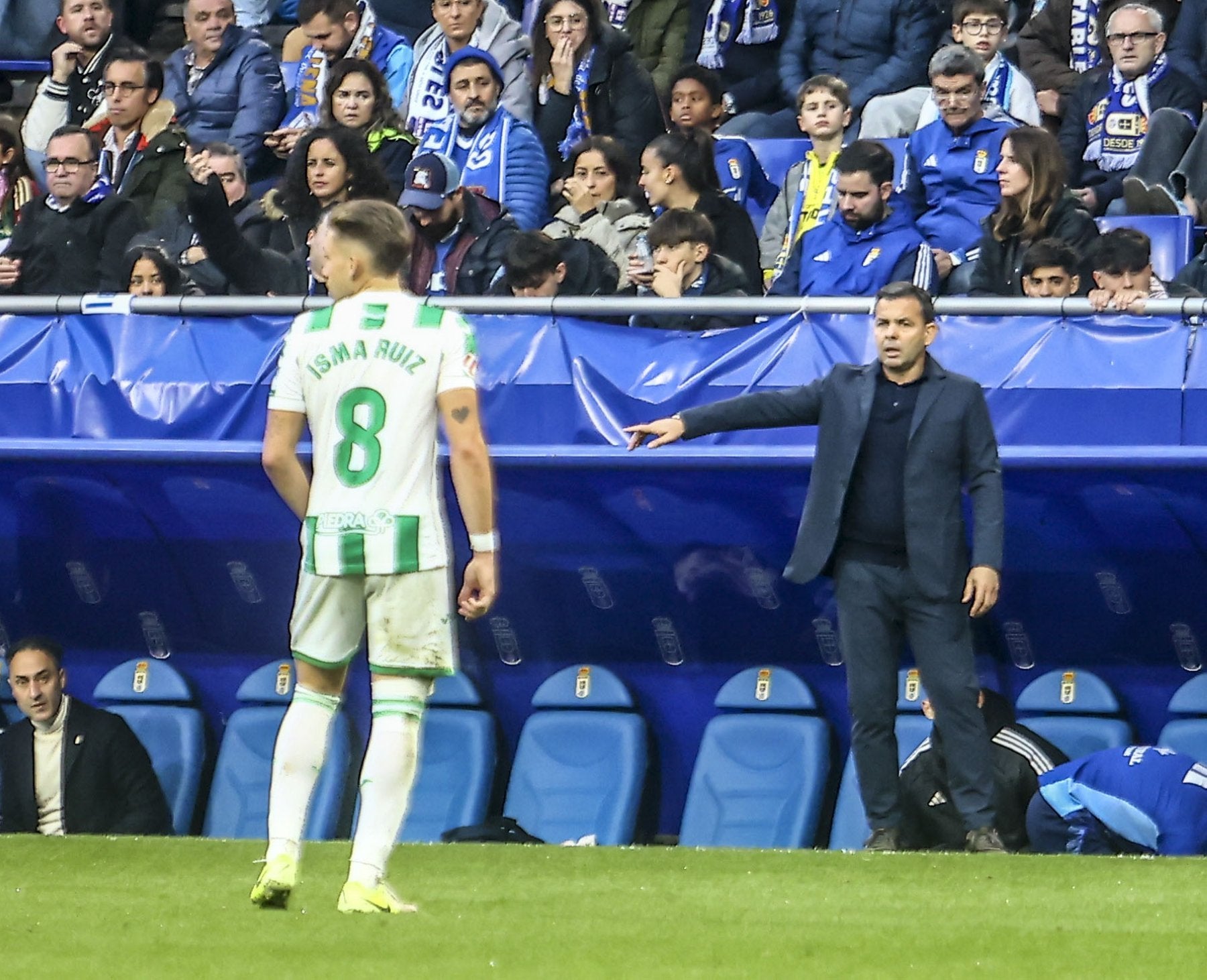 Javier Calleja da indicaciones a sus hombres durante el encuentro en el Tartiere.
