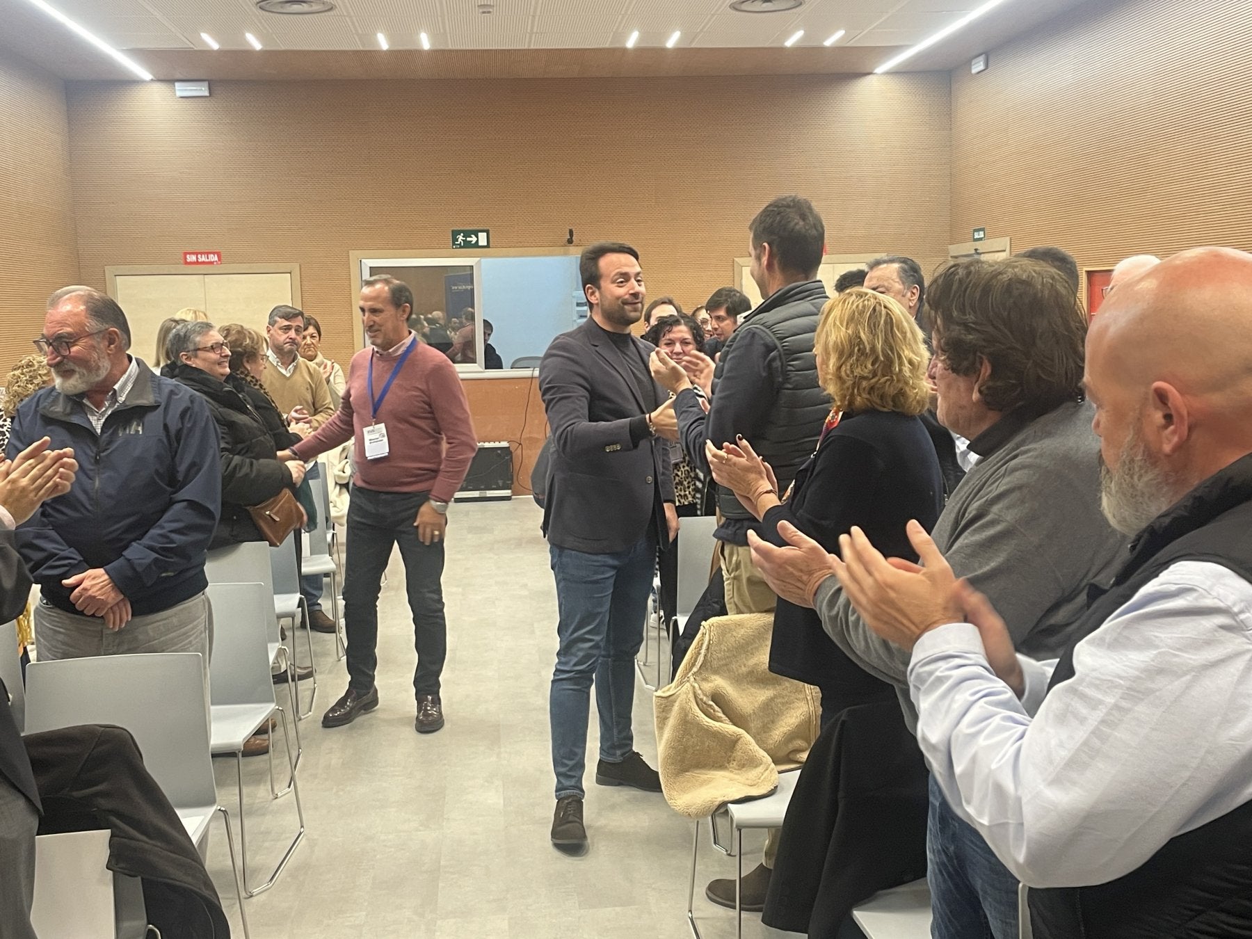 Álvaro Queipo, de pie y a la derecha, y 'Lito', entrando en el congreso del PP de Mieres.