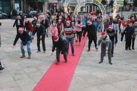 Muchos fueron los que se unieron a esta iniciativa y se echaron a la calle a bailar en la plaza del Ayuntamiento. Diversión, aplausos y muchas risas entre los asistentes.