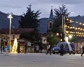 El alumbrado instalado en la plaza del Ayuntamiento de Laviana.