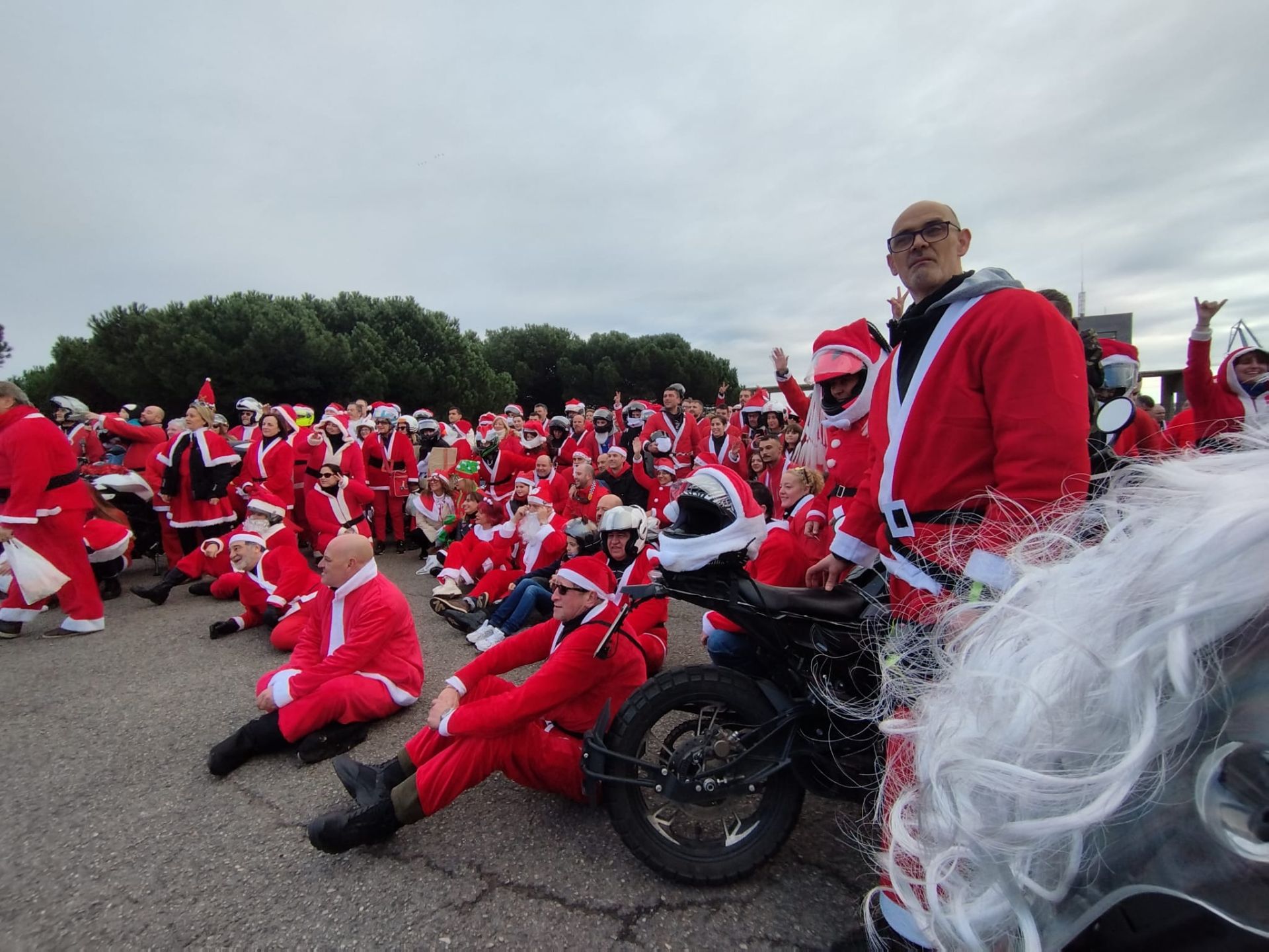 Entre villancicos y acelerones: decenas de papanoeles en moto por Gijón