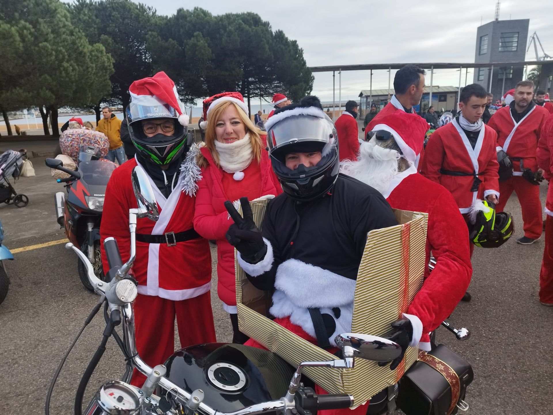 Entre villancicos y acelerones: decenas de papanoeles en moto por Gijón