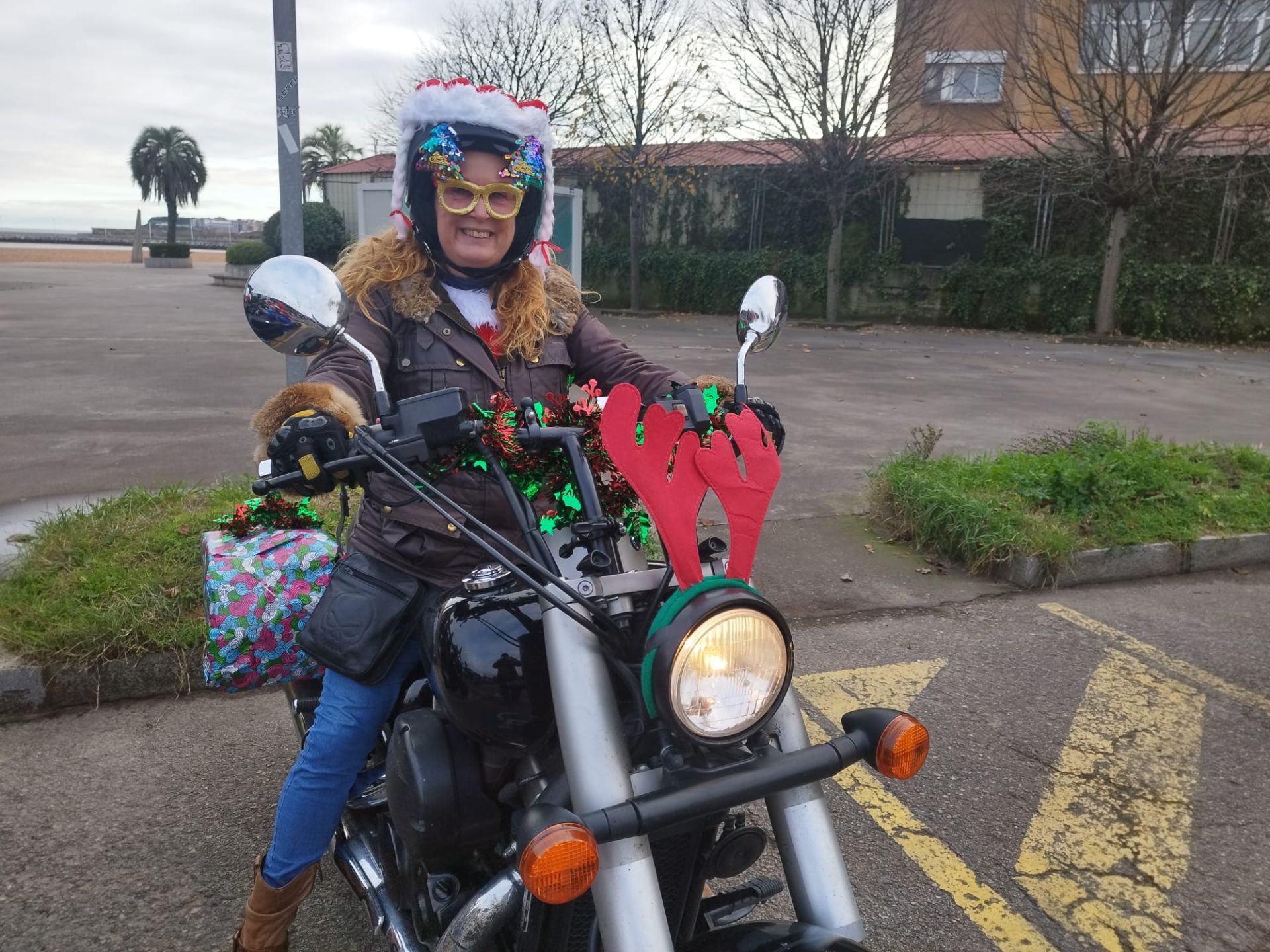 Entre villancicos y acelerones: decenas de papanoeles en moto por Gijón