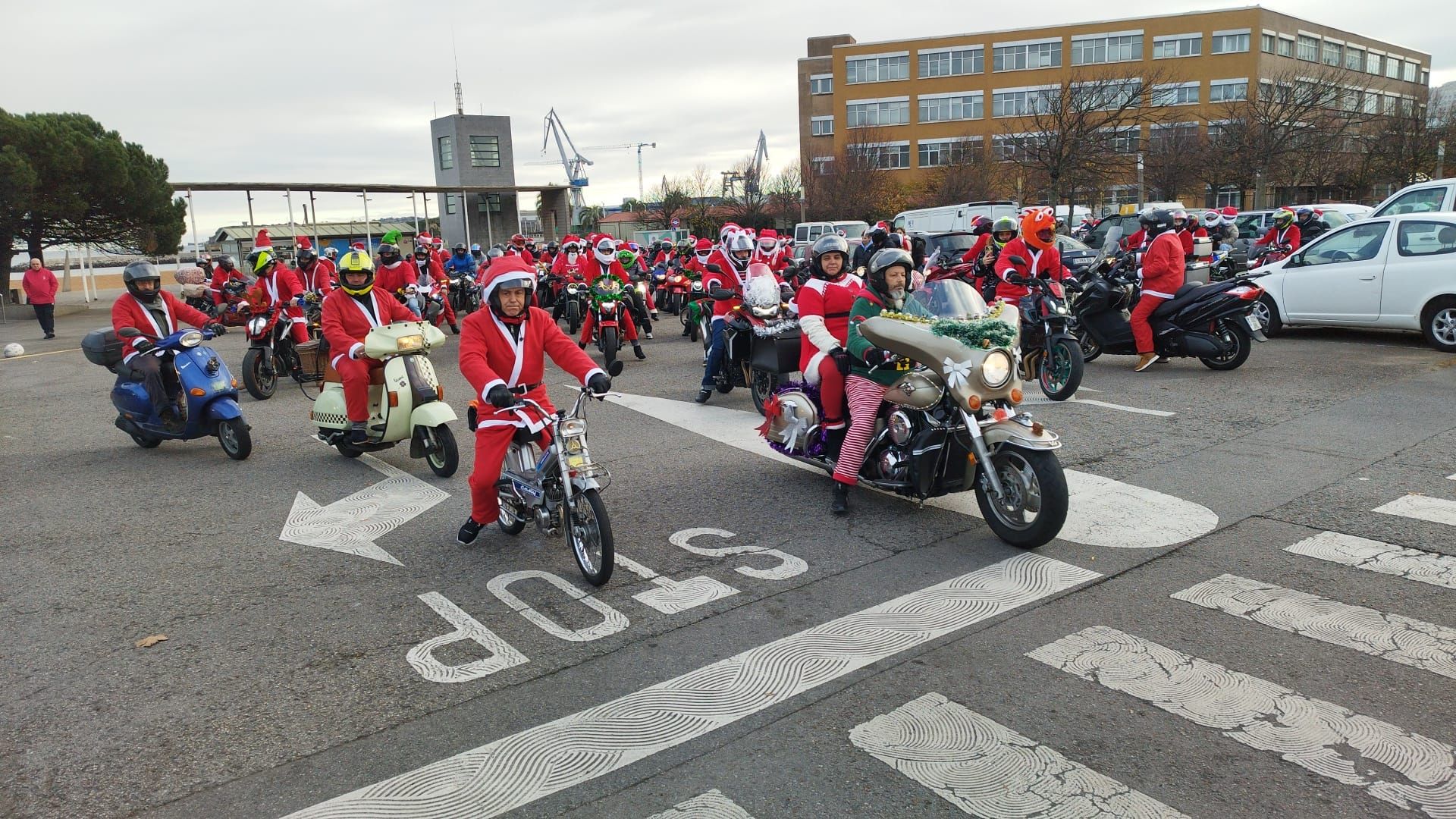 Entre villancicos y acelerones: decenas de papanoeles en moto por Gijón