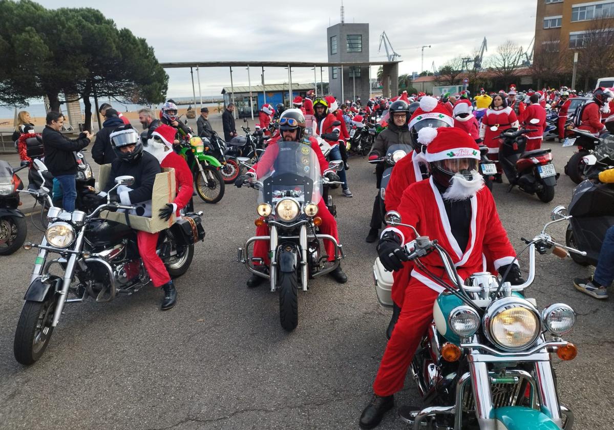 Entre villancicos y acelerones: decenas de papanoeles en moto por Gijón