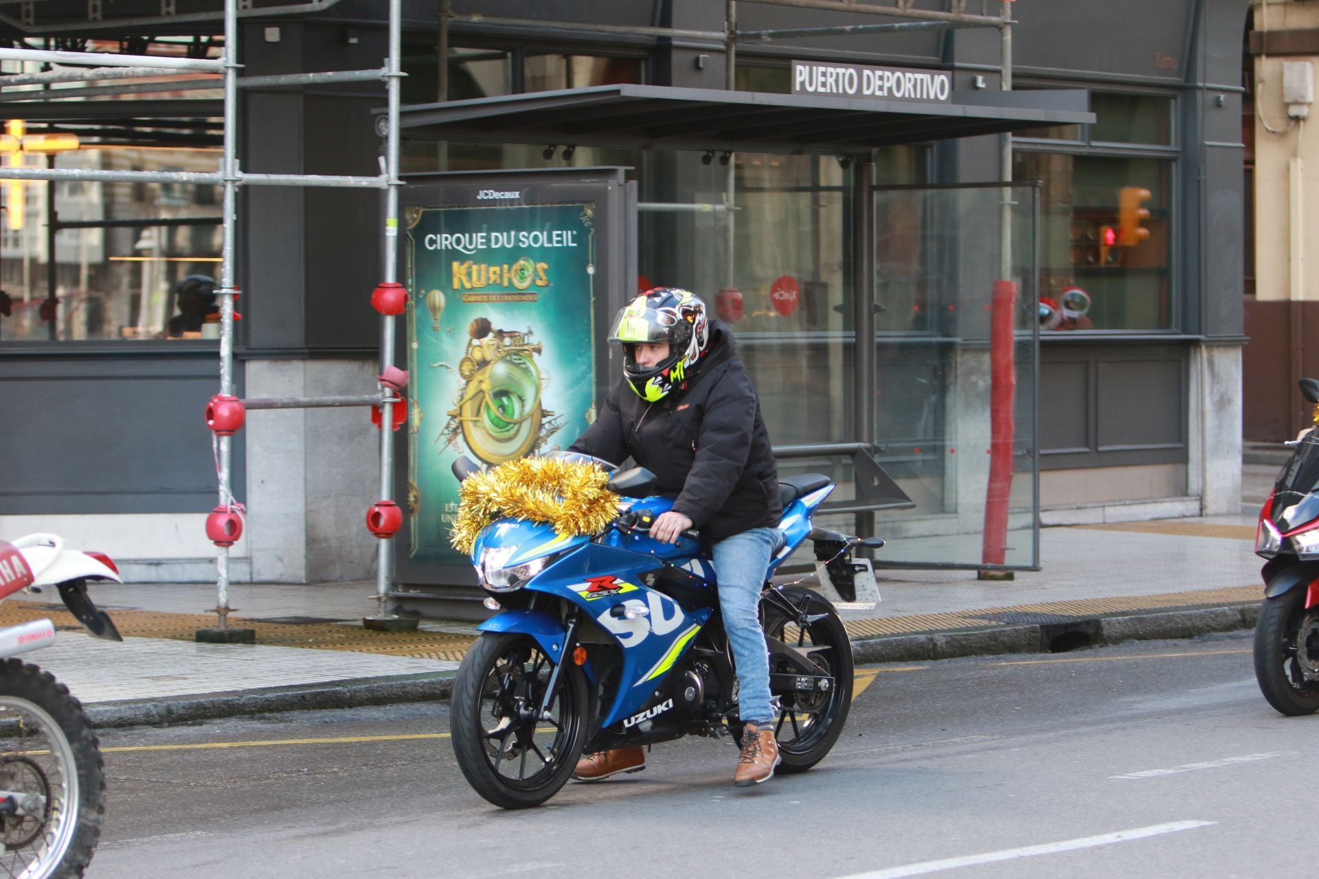 Entre villancicos y acelerones: decenas de papanoeles en moto por Gijón