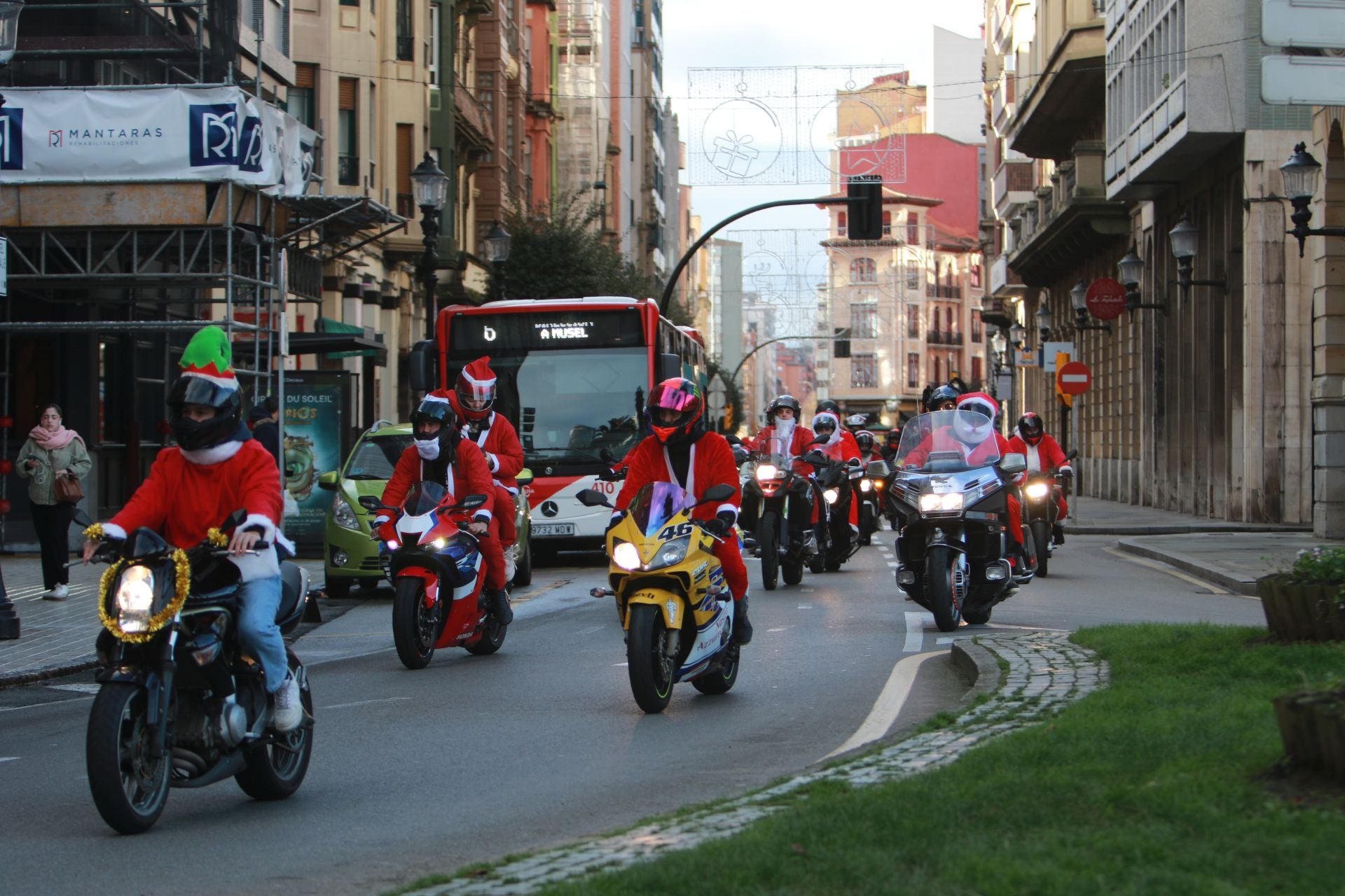 Entre villancicos y acelerones: decenas de papanoeles en moto por Gijón