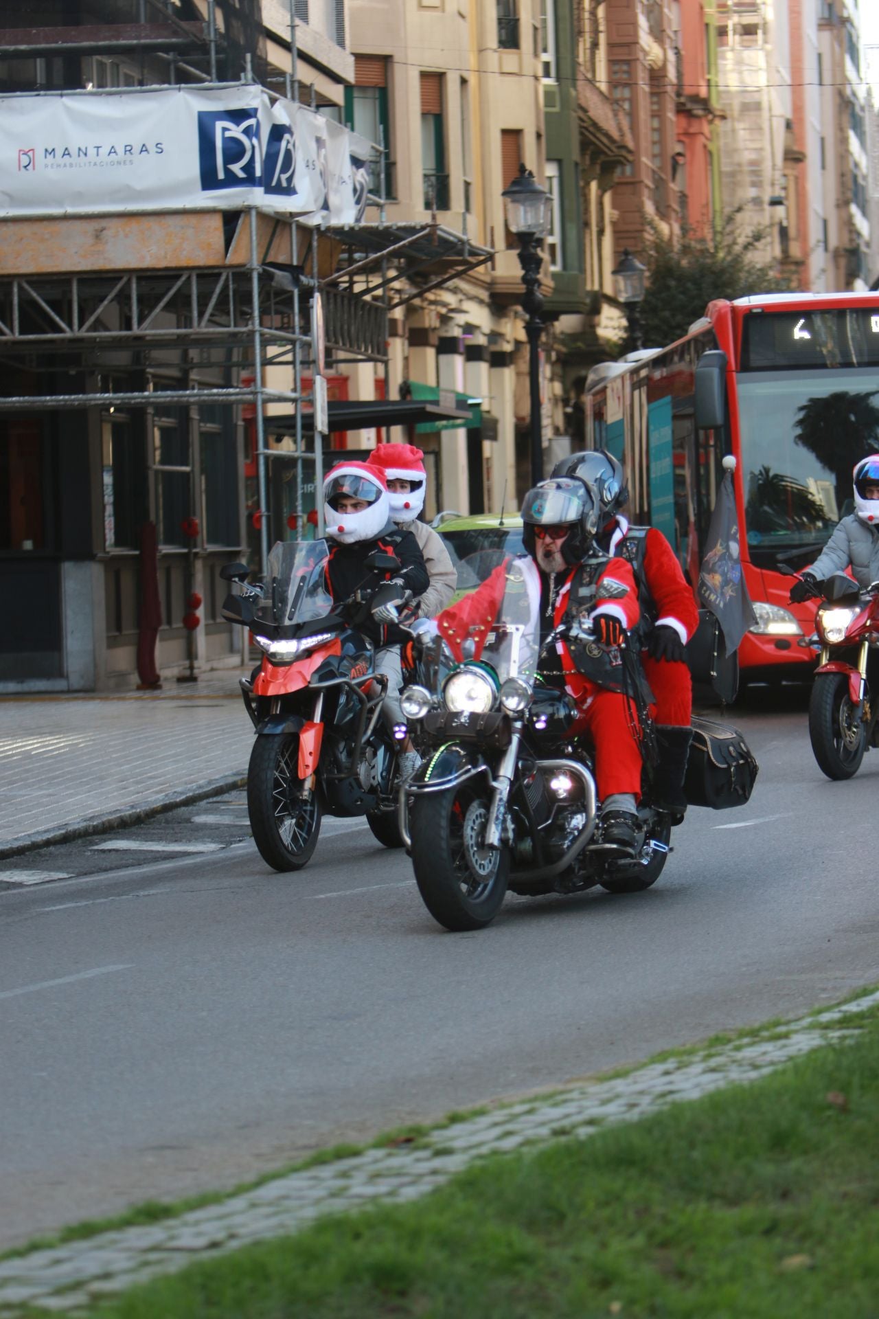 Entre villancicos y acelerones: decenas de papanoeles en moto por Gijón