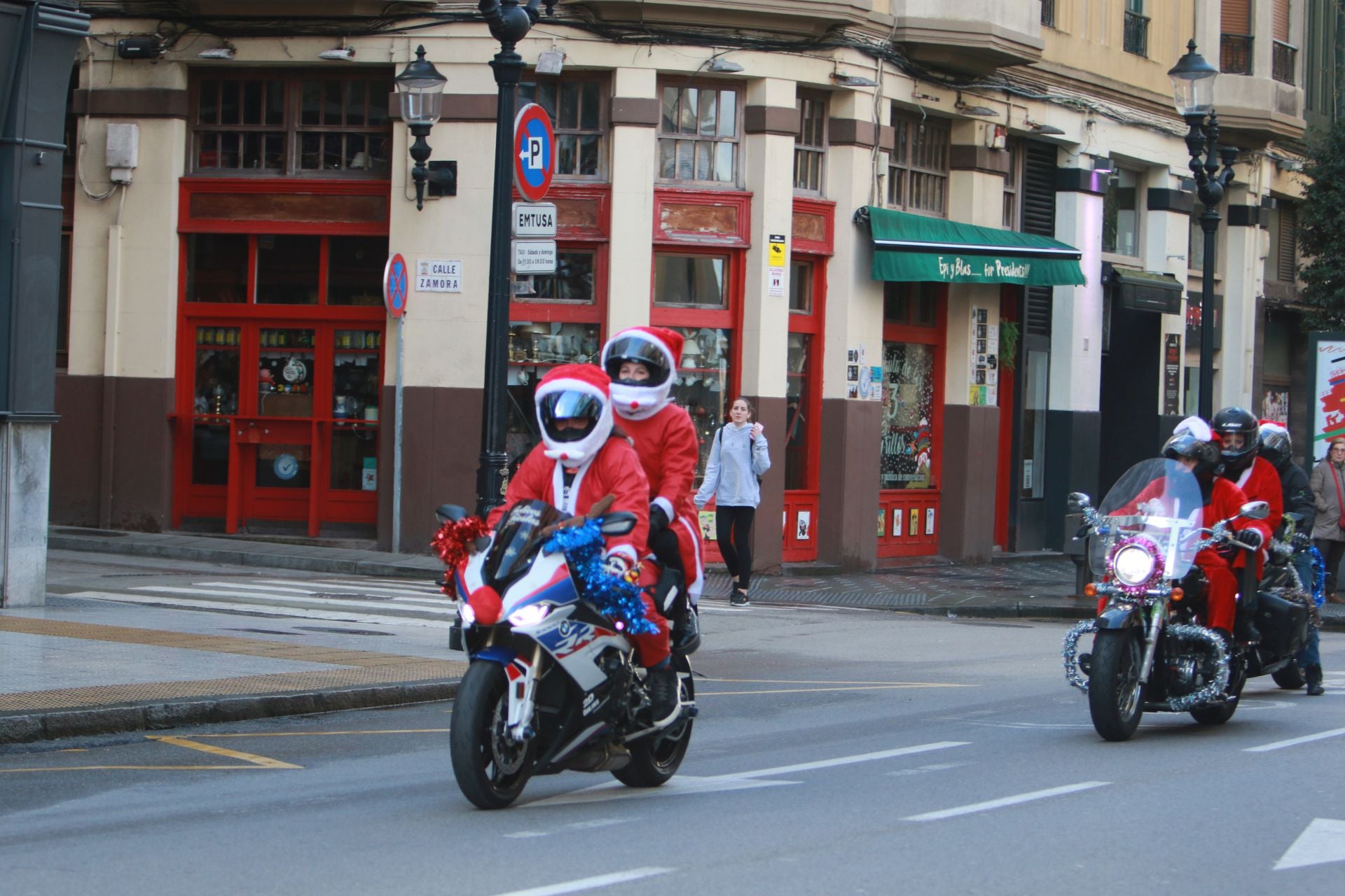 Entre villancicos y acelerones: decenas de papanoeles en moto por Gijón