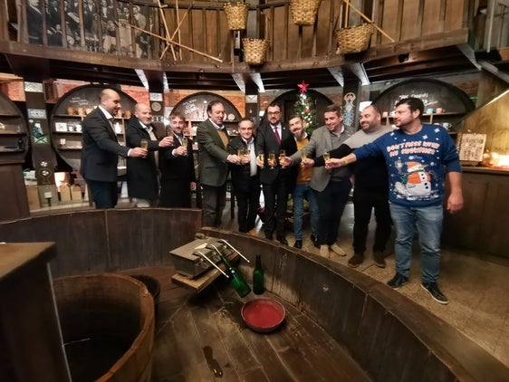 Daniel Ruiz, gerente del Consejo Regulador de la Sidra DOP; Juan Stové, director del Museo de la Sidra de Nava; los alcaldes de Nava, Cabranes y Villaviciosa, Gerardo Fabián, Alejandro Vega y Juan Cañal; Adrián Barbón, presidente del Principado; Juan Antonio González, presidente de la Mancomunidad de la Comarca de la Sidra; y los regidores de Colunga, Sariego y Bimenes, José Ángel Toyos, Saúl Bastián y Aitor García.