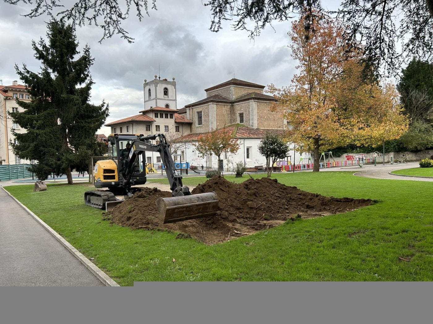 Inicio de los trabajos en el parque Heno de Pravia.