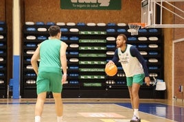 El jugador Devin Hutchinson, en un entrenamiento del Alimerka Oviedo Baloncesto en el polideportivo de Pumarín, en Oviedo.