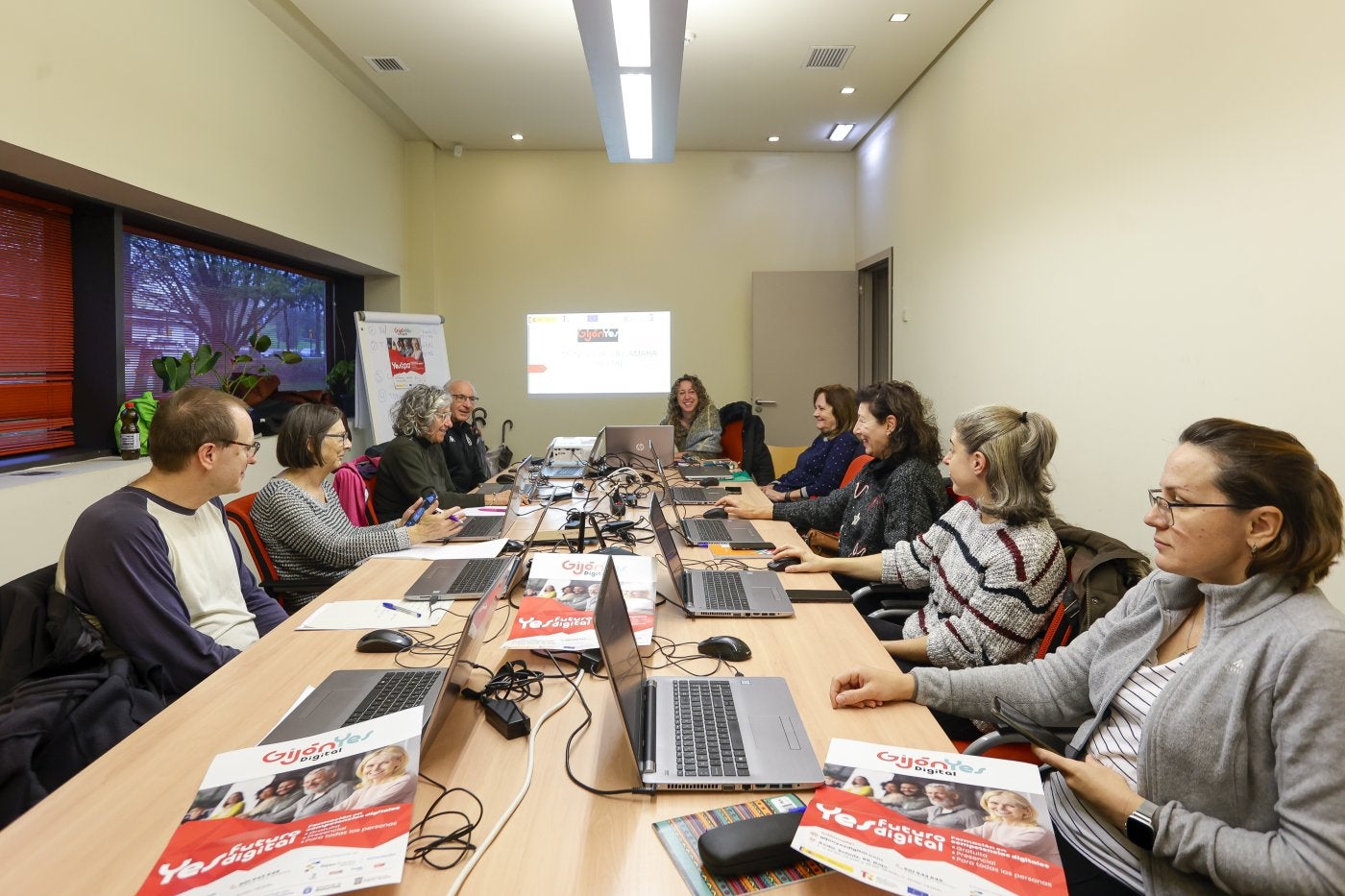 Beatriz Fernández, al fondo, con el alumnado del curso de manejo de la cámara digital de 'Gijón yes digital'.