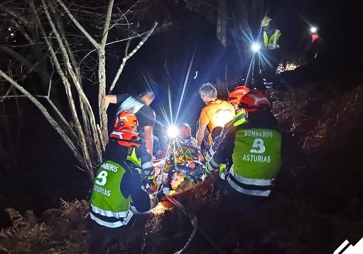 Los Bomberos, durante su intervención tras el accidente de tráfico en Espinaréu.