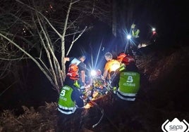 Los Bomberos, durante su intervención tras el accidente de tráfico en Espinaréu.