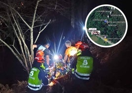 Los Bomberos, durante su intervención tras el accidente de tráfico en Espinaréu.