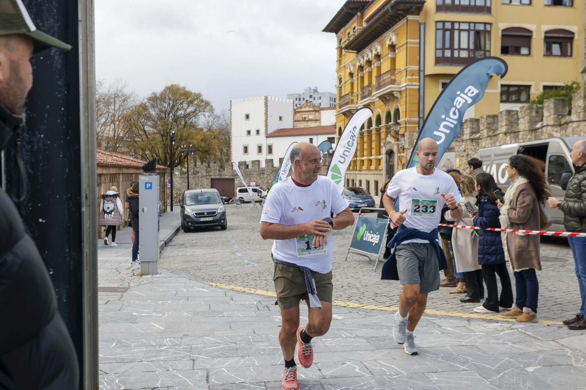 La carrera entre el club de Tenis y el club de Regatas de Gijón, en imágenes