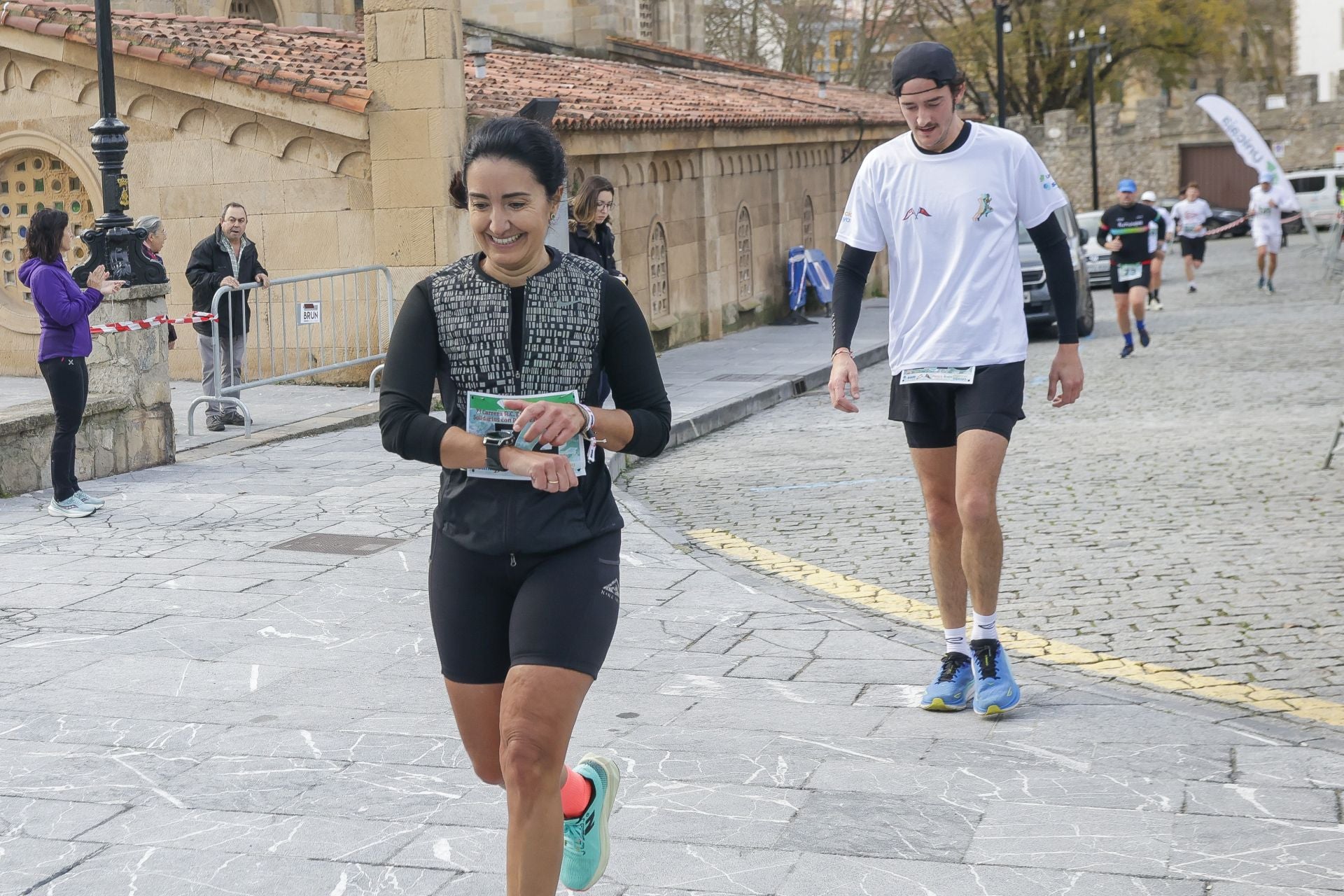 La carrera entre el club de Tenis y el club de Regatas de Gijón, en imágenes