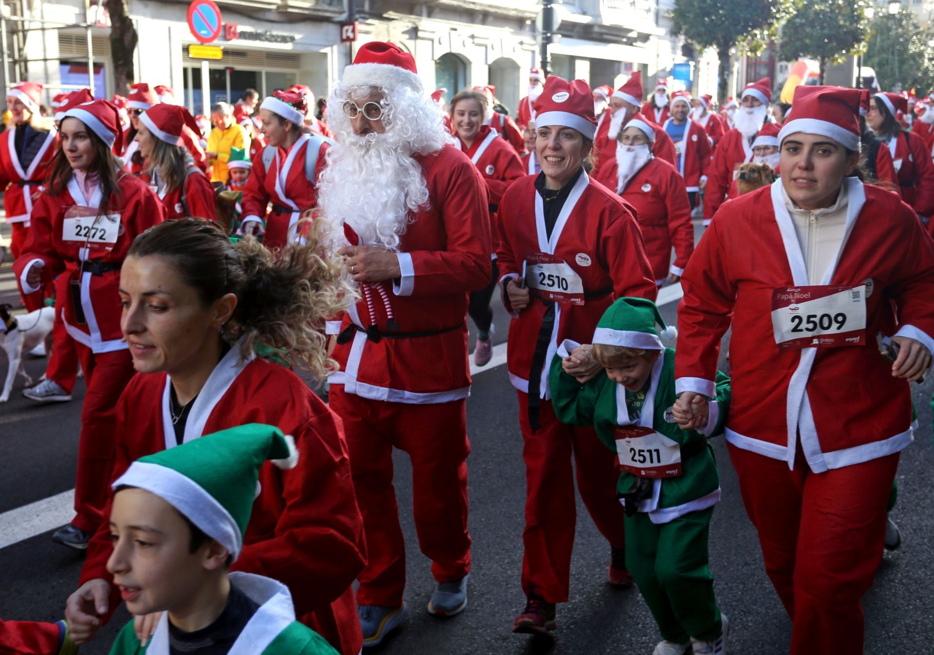 Las imágenes de la Carrera de Papá Noel en Oviedo