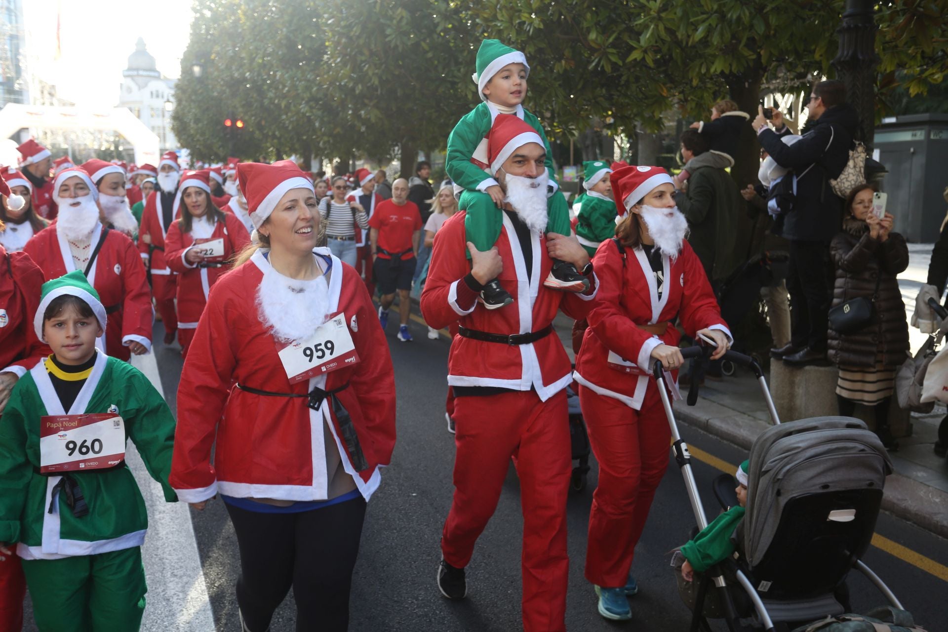 Las imágenes de la Carrera de Papá Noel en Oviedo