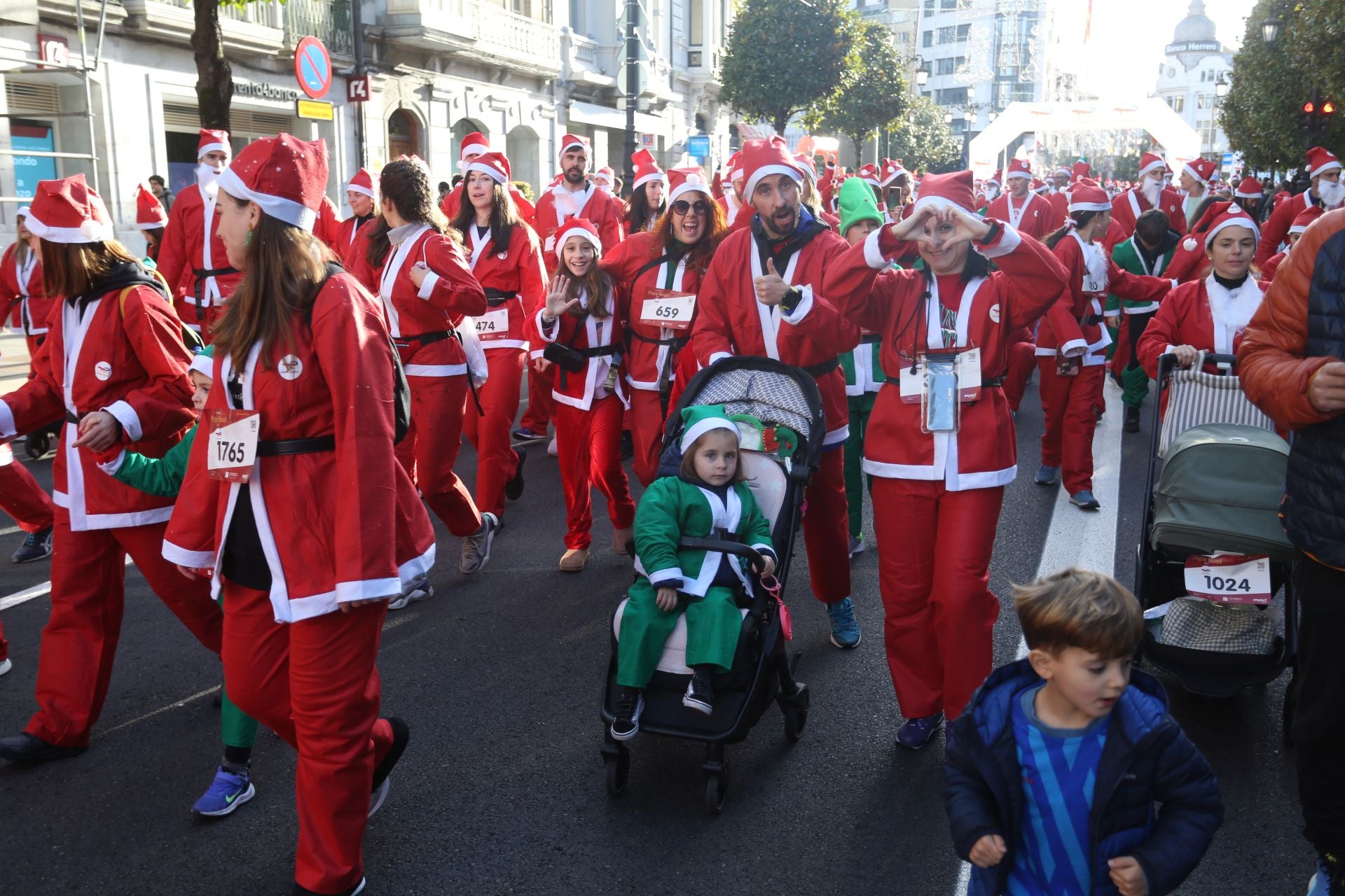 Las imágenes de la Carrera de Papá Noel en Oviedo