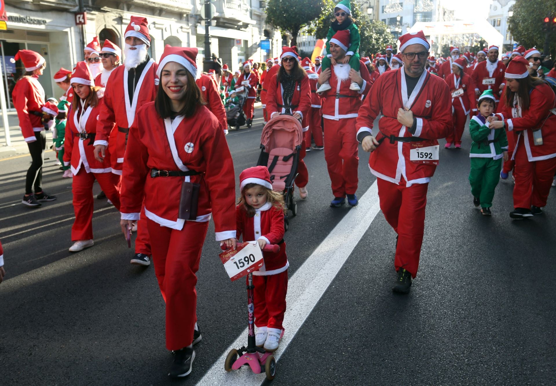 Las imágenes de la Carrera de Papá Noel en Oviedo