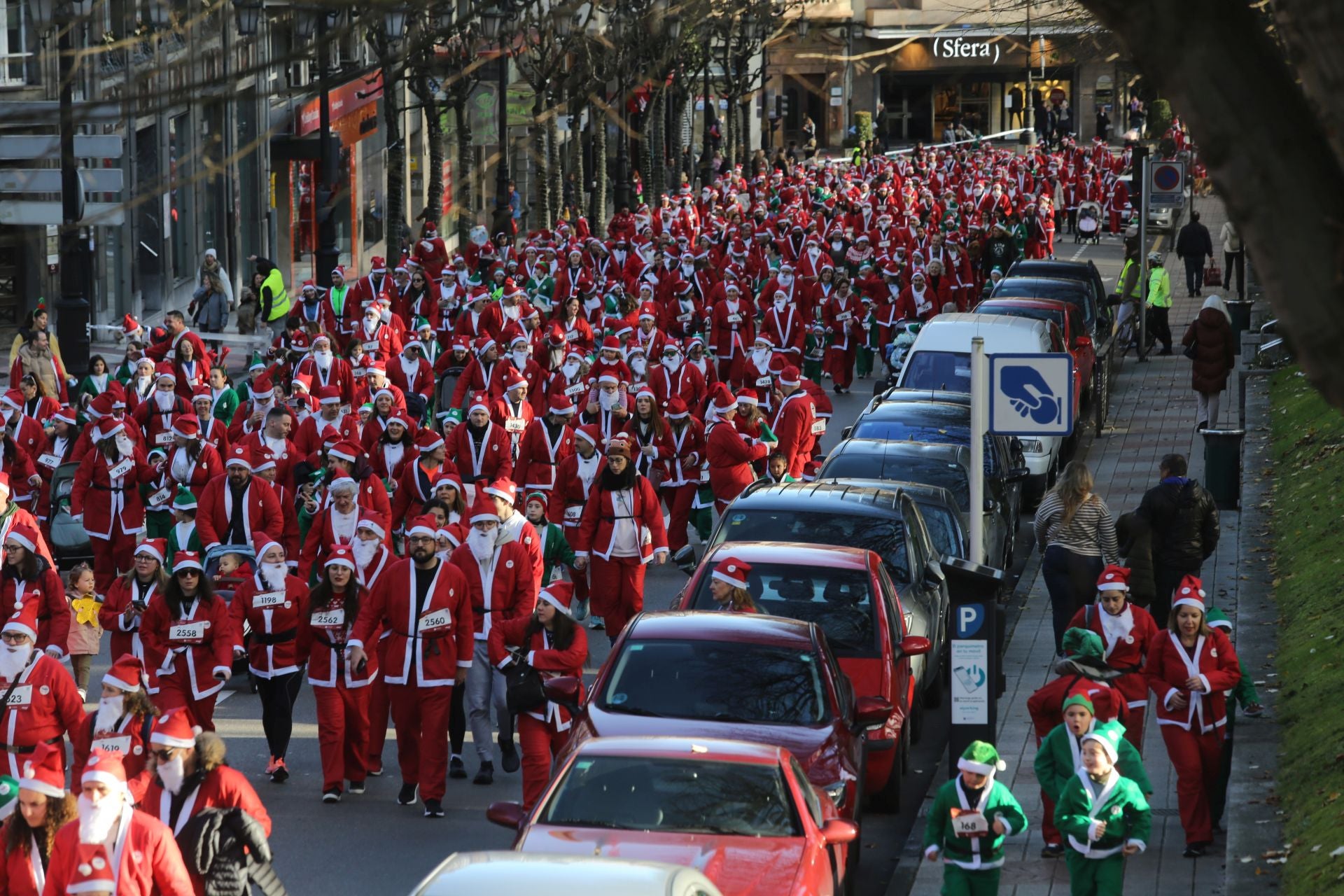 Las imágenes de la Carrera de Papá Noel en Oviedo