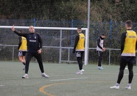 Javi Rozada da instrucciones a sus jugadores del Real Avilés en el entrenamiento de ayer en el campo número tres de La Toba.