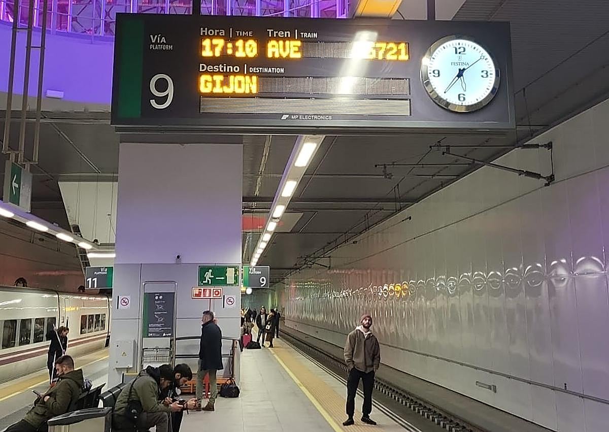 Imagen secundaria 1 - Centenares de pasajeros atrapados por los retrasos de los trenes.