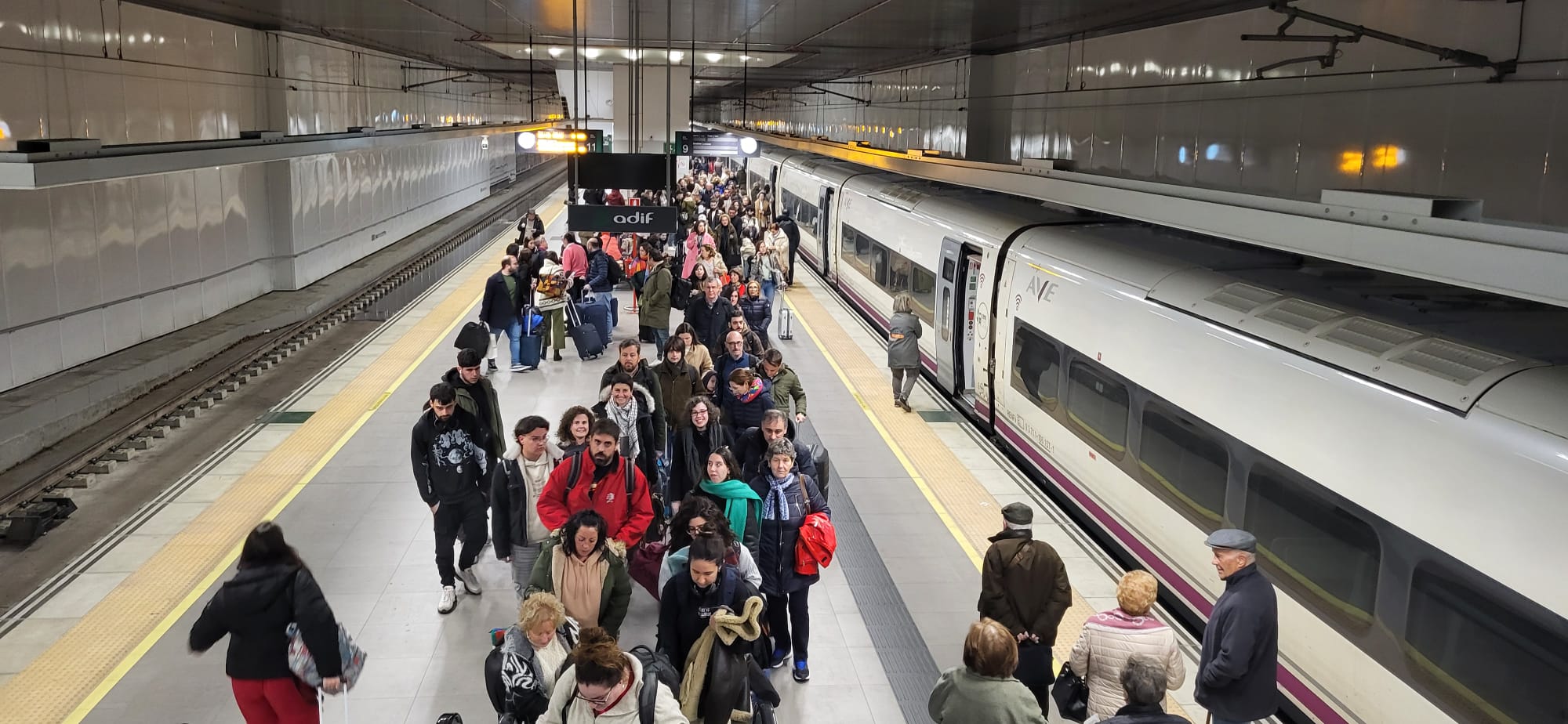 Nuevo caos en los trenes Asturias-Madrid: centenares de afectados