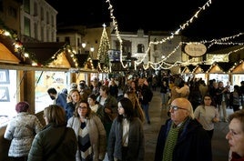 El mercadillo navideño de la plaza de la Catedral de Oviedo.