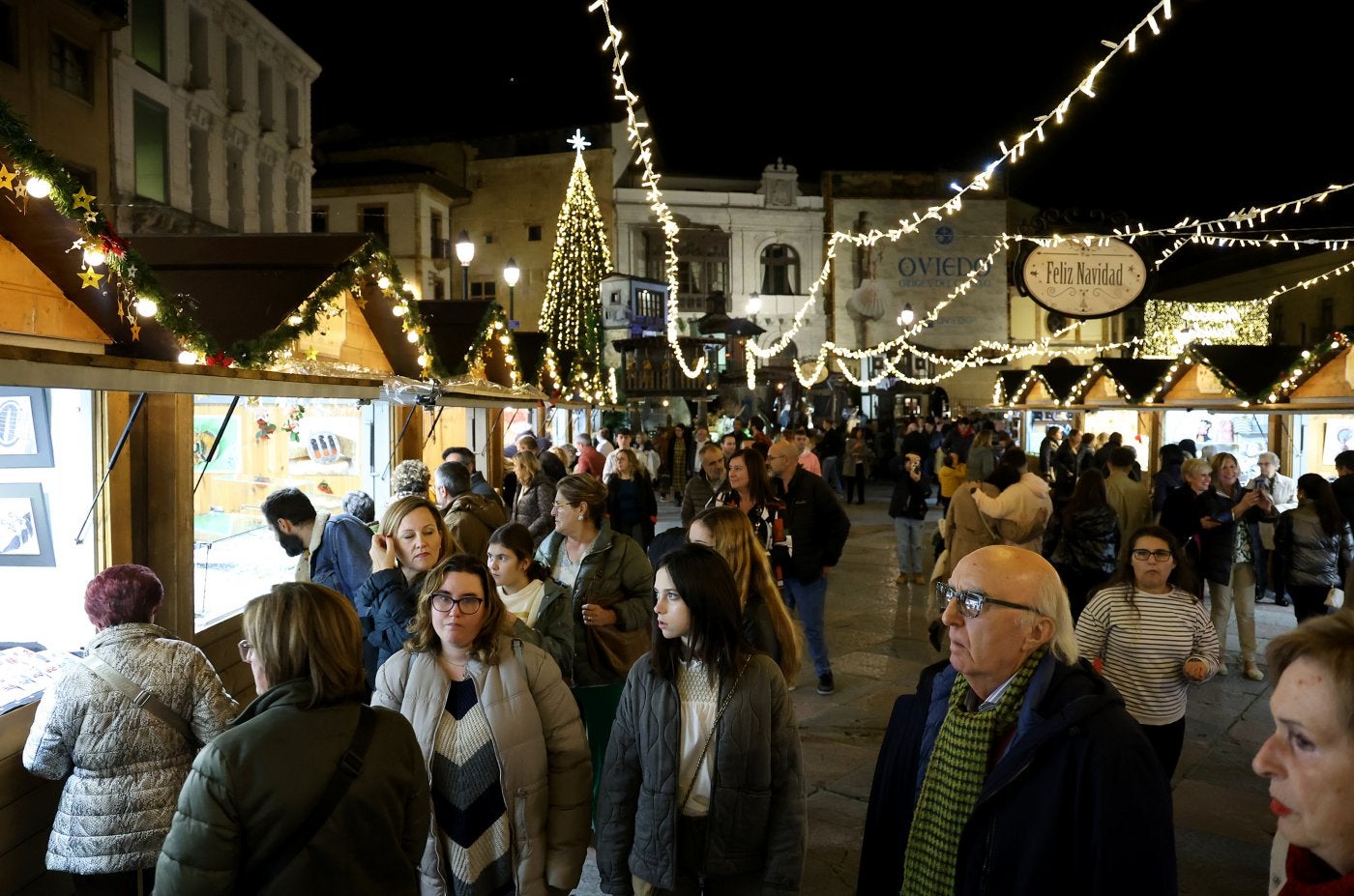 El mercadillo navideño de la plaza de la Catedral de Oviedo.