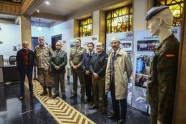 El reservista honorífico Jesús Suárez; el presidente de ARES España, Francisco Díaz de Otazú; el delegado de ARES Asturias, Benigno Maújo; el delegado de Defensa, Juan Luis González; la reservista voluntaria Tania Canella; el jefe de Reclutamiento de la Acción de Defensa, Jesús Pina y el reservista honorífico Antonio López.