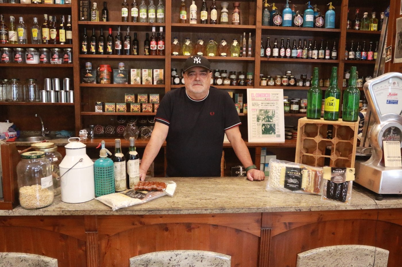 Alfonso Fuente Vega posa por última vez tras el mostrador de La Puerta del Sol.