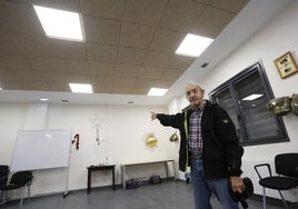 Crisanto Herrero, presidente de la asociación Los Puertos de Gijón, en el local de la polémica.