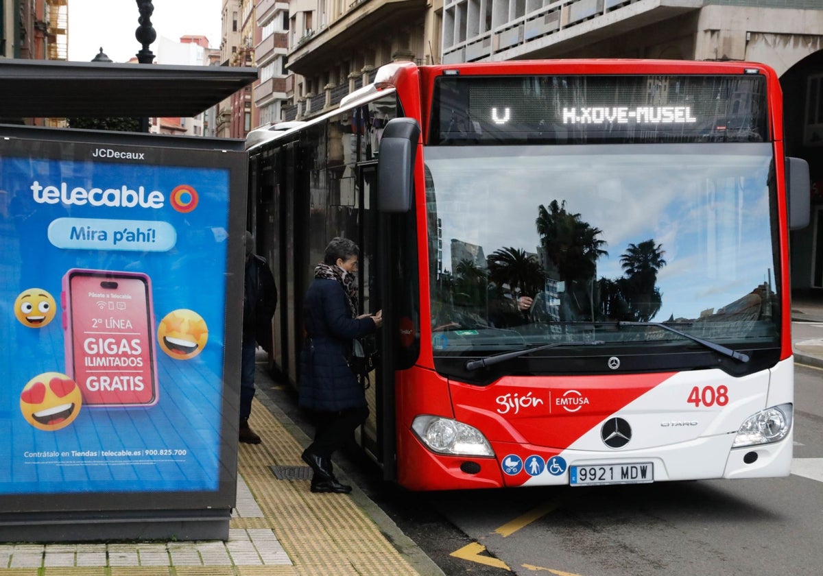 Un autobús de EMTUSA, circulando por Gijón.