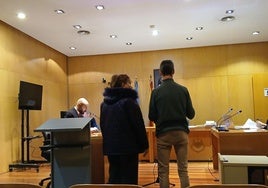 El padre de las gemelas rusas, en el juicio, junto a su traductora.