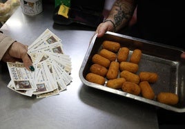 Un establecimiento de Gijón canjea los décimos no premiados de la Lotería de Navidad por croquetas